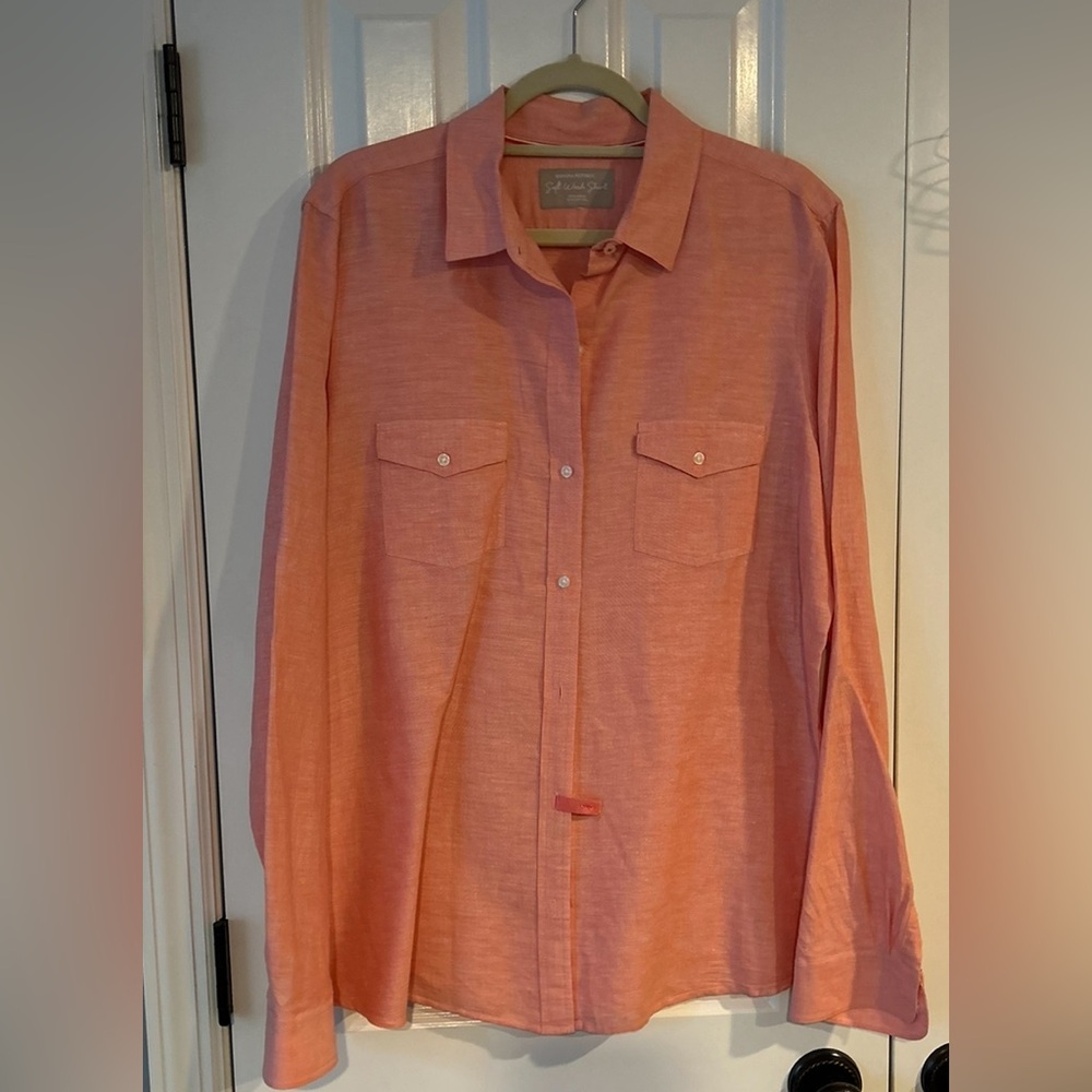 Like new/dry cleaned Ladies Banana Republic shirt.